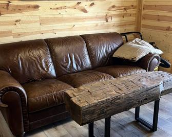 Log Cabin overlooking wetland reserve - London - Living room