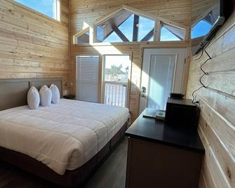 064A Brand New Peaceful Chalet with Loft & King Bed near Grand Canyon South Rim - Valle - Bedroom
