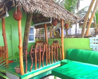 Luna Beach Home & Cabanas - Hostel - Galle - Patio
