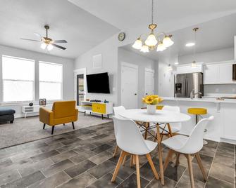 Modern 3 Bedroom Condo, Nestled in a Prime Location. Pets Permitted. - Saratoga Springs - Dining room