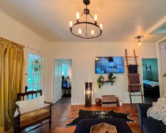 Ranch house at Coyote Creek near Murphy’s and Ironstone Vineyards - Vallecito - Living room