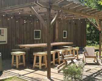 Hit the trails at this newly remodeled cabin or relax in the Northwoods! - Crivitz - Patio