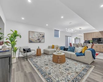 Charming 3-bedroom apartment with AC, WiFi in pleasant Lasalle - Windsor - Living room