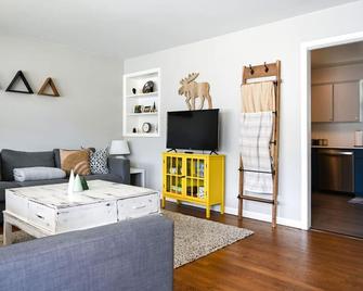 Comfy Home-2 Kitchens-15 min to Downtown - Northglenn - Living room