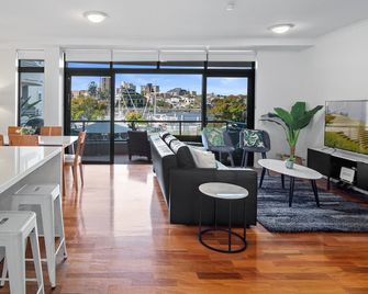 Waterfront, near Story Bridge, close to CBD, Southbank & amenities, parking incl - Brisbane - Sala de estar