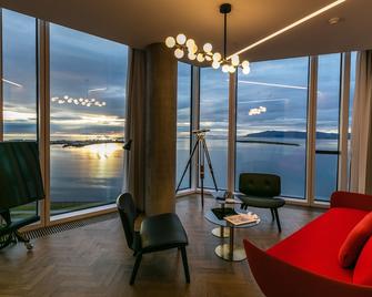 Tower Suites Reykjavik - Reykjavik - Living room