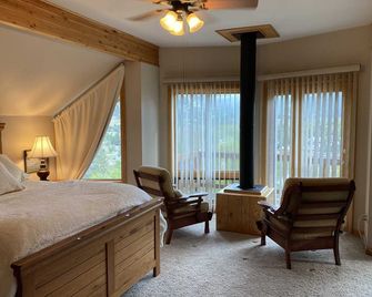 Cabin on the Bluff - Spectacular Views From Home Nestled in the Trees Above Lake City - Lake City - Bedroom