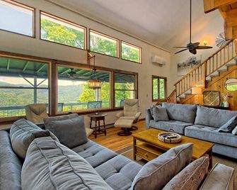 Amazing Views, 4 King Beds, Pets Ok, Ultra-Fast Wi-Fi, Firepit, Covered Deck - Franklin - Вітальня