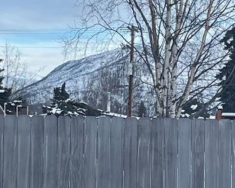 Sweet Caroline w/ Mtn view. Entire Downstairs Unit. Quiet family-friendly - Anchorage