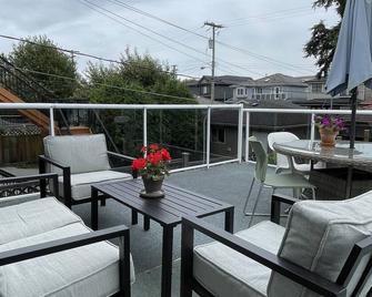 Cozy Bedrooms Guest House - Vancouver - Balcony