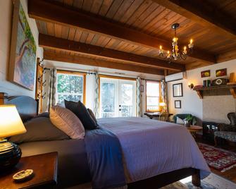 The Tuck Away Suite In Historic Peachland - Peachland - Bedroom