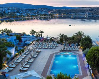 Royal Asarlik Beach Hotel - Bodrum - Pool