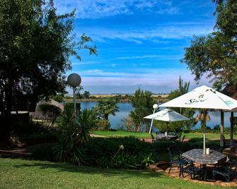 The Waterfront Country Lodge - Vanderbijlpark - Patio