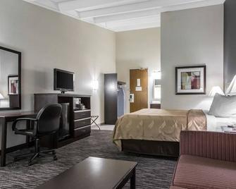 Quality Inn and Suites Danbury near University - Danbury - Bedroom