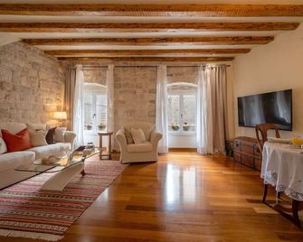 Stone Pearl Heritage Luxury Suite - Split - Huiskamer