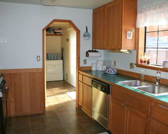Visit Bend! Cozy, Pet Friendly, Secluded Yard & Garage! - Bend - Kitchen