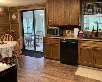 Stay Creekside at the Cozy Cottage - Cosby - Kitchen