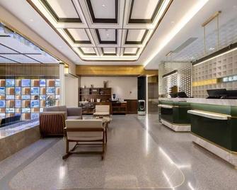 Nost algia Hotel Near Beijing Panjiayuan Antique Market- Beijing Happy Valley, CBD, China Zun and Sanlitun, Tian'anmen Square, Free ice cream, mineral water, coffee, snacks and laundry service, Free gymnastic, English communication well - Beijing - Lobby