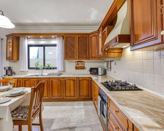Charming 3BR Maisonette with private Backyard & AC by 360 Estates - San Ġwann - Cuisine