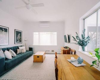 Sunny modern home in central Mount Lawley - Perth - Living room