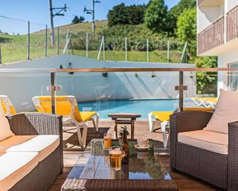 Hôtel Le Christania - Bellevaux - Piscine