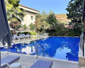 Navy Hotel - Icmeler - Piscina