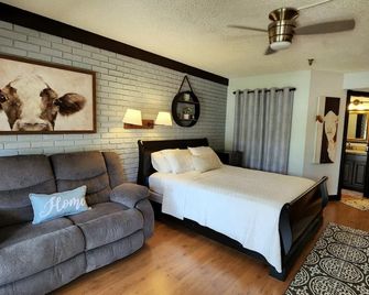 River Ranch Getaway! First Floor, Steps to Pool! 136 - River Ranch