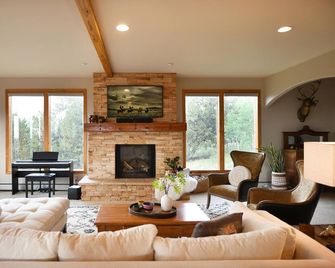 Escape to Your Family Retreat: Outdoor Adventures & Hot Tub Await! - Fairplay - Salon