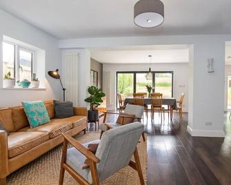 Stunning 5 Bed in the Centre of Bourton! - Bourton-on-the-Water - Living room