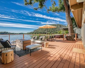 Romantic lakefront, hot tub under the stars, huge deck & private dock - Lower Lake - Balcony
