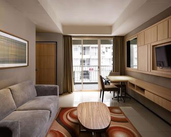 Golden Tulip Balikpapan Hotel & Suites - Balikpapan - Living room