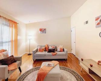 Lavish Stay - Florissant - Living room