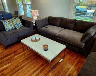 Luxury Designer Villa by the Beach Bright Beautiful Brand New - Galveston - Sala de estar