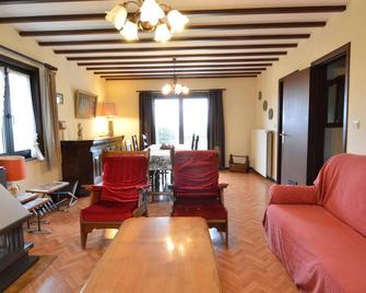 Charming Holiday House With Sauna, Tanning Bed, Garden, Terrace and Lovely View - Nadrin - Sala de estar