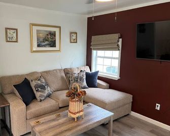 Waterfront 2 Bedroom/Duplex G/Newly Remodeled - Grove - Sala de estar