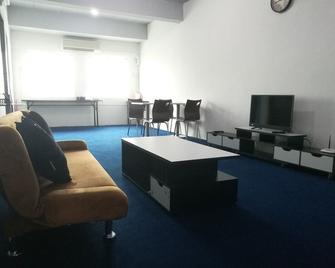 Oceanus Backpackers Hostel - Sandakan - Living room