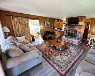 Cozy Cabin Across the Road from Lake Cascade, 4 miles to Tamarack Resort - Donnelly - Вітальня