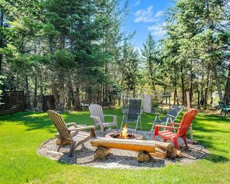 Wild Embers | Central | Fire Pit | Fireplace - Invermere - Innenhof
