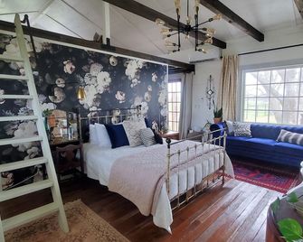Mockingbird Fields- Nesting Suite - Ledbetter - Slaapkamer