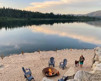 Private Cove River Home with water toys, 200 foot sandy beach and boat dock. - Priest River