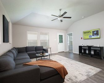 Cozy 4-Bedroom Corporate Housing in San Antonio with a Garden View near Downtown - San Antonio - Sala de estar