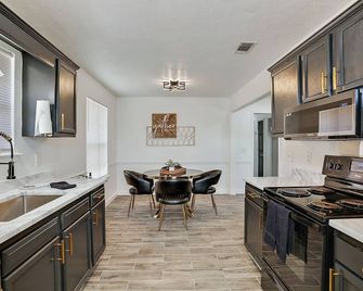 Stay Local - Gameroom near Amphitheater and Baseball - Pearl - Kitchen