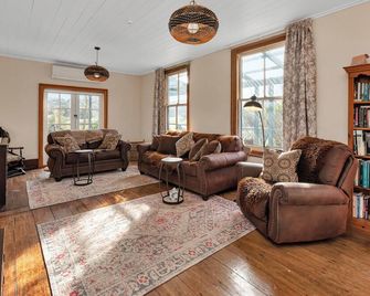 Timeless Retreat, an iconic landmark steeped in history, opposite Waipu Caves! - Waipu - Living room