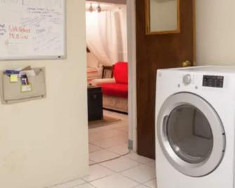 Less than 5-Minute Walk to Popular Beaches, Restaurants, Golf, & More! - Southampton - Laundry facility