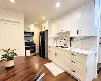 Modern 3 bedroom guest home in quiet area newly built 10 minutes to Rodeo Drive - Beverly Hills - Cocina