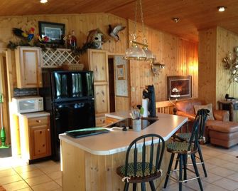 Amazing Waterfront Cabin on Placid Lake - Hayward - Eetruimte