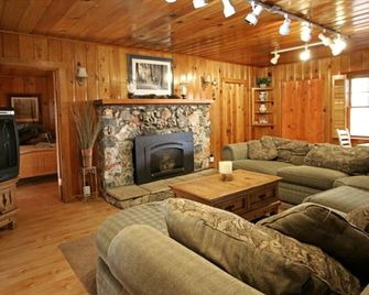 Spacious Riverfront Cabin Rental Perfect for Large Groups near Sonora, California - Pinecrest - Living room