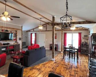Cozy, Quaint, Beautiful Cottage- 5 Mins From Downtown - Moultrie - Living room