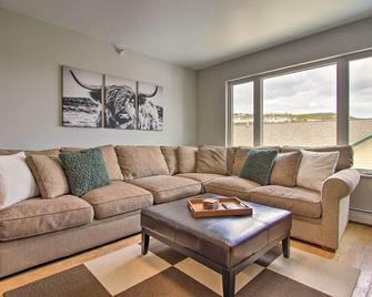 Cozy Montana Condo with Walk to Big Sky Resort! - Big Sky - Living room