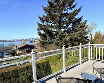 Ocean Breeze Executive Bed and Breakfast - North Vancouver - Balcone